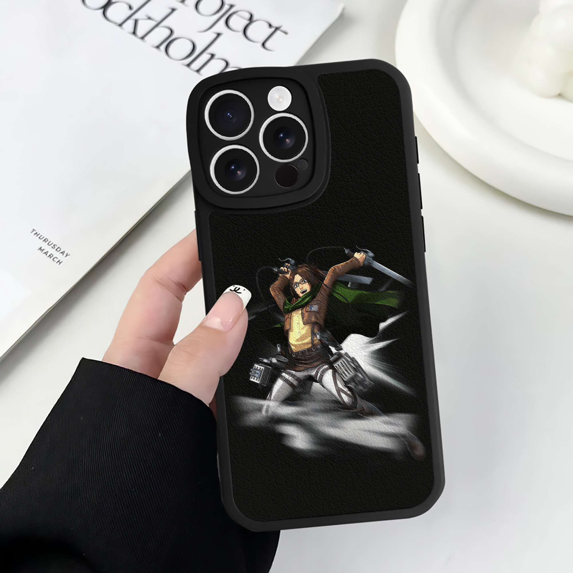 （画像用） 進撃の巨人 ハンジ·ゾエ Attack on Titan Hanji Zoe 【iPhone 16シリーズ対応】シリコンスマホケース（レザー調） 材質：シリコン